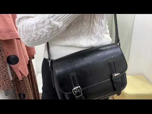 ❤️ Јавна мастурбација младе кучке ФералБерри са дилдом у соби за мерење ☑ Порно видео на sr.porn33.top ❤
